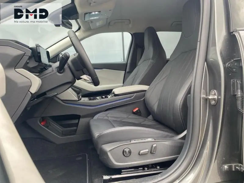 Intérieur avant droit du Ford Explorer 2025 gris Magnetic, sièges sport noirs avec coutures apparentes et console centrale.