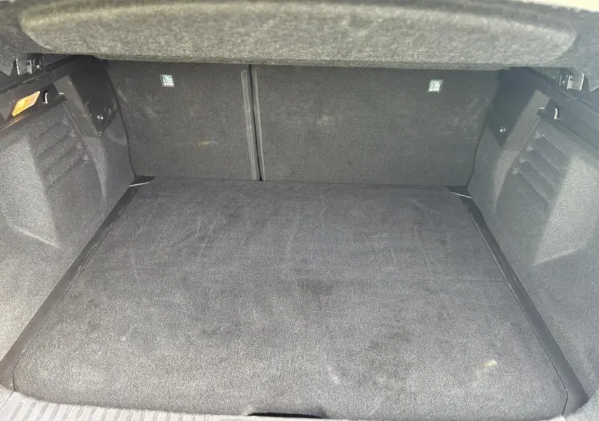 Coffre spacieux et propre du Renault SYMBIOZ bleu Iron, vue intérieure depuis l'arrière avec plancher plat.