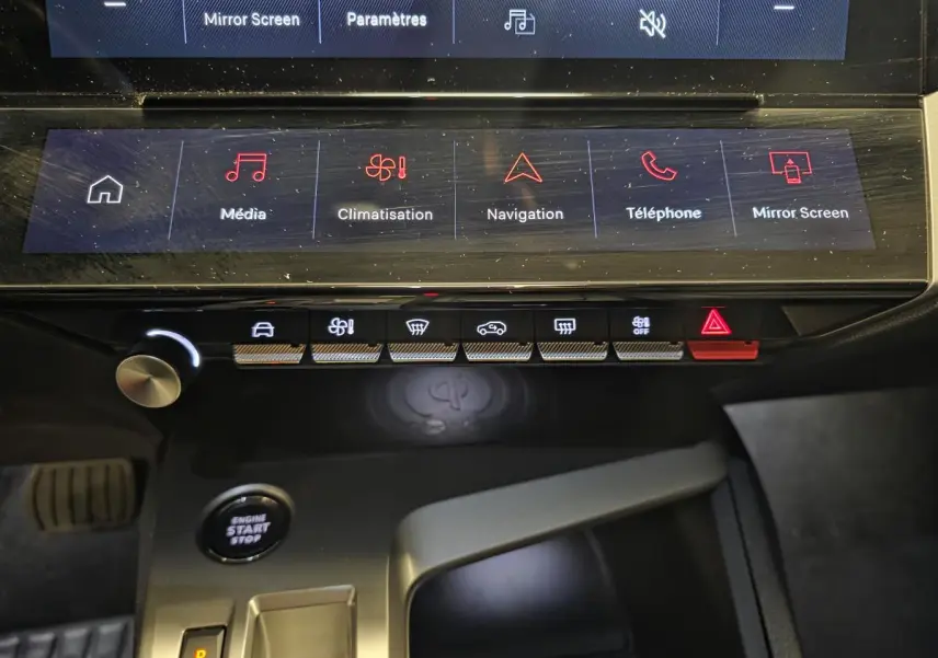 Vue rapprochée de la console centrale de la Peugeot 308 SW 2024, montrant l'écran tactile et les commandes tactiles.