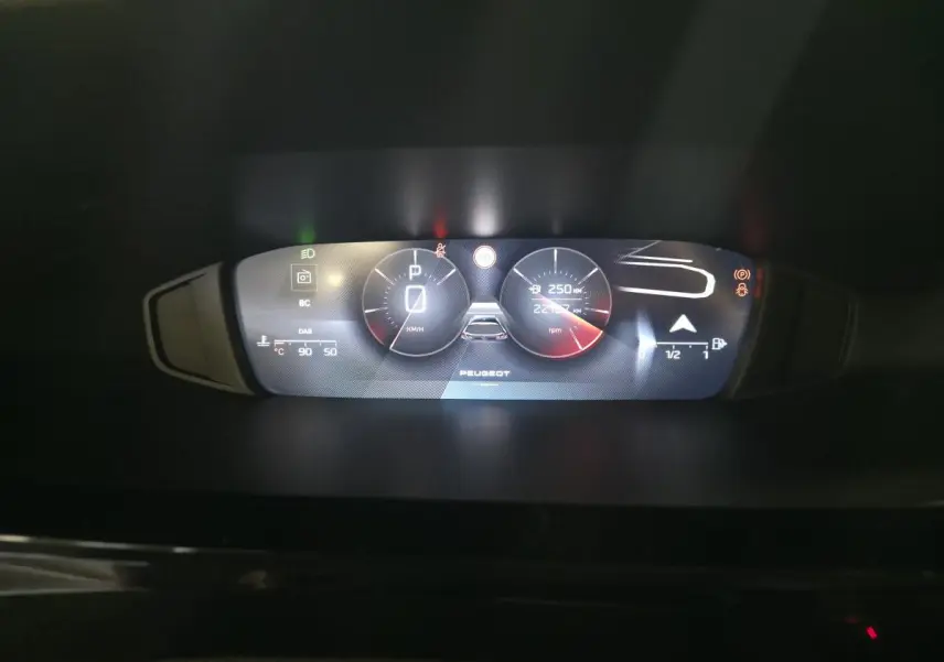 Vue rapprochée du combiné numérique Peugeot 308 SW 2024 affichant vitesse, régime moteur et jauge de carburant.