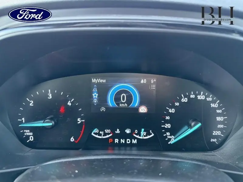 Tableau de bord numérique de Ford Focus 2019, affichage multifonction avec vitesse à 0 km/h et indicateurs lumineux.