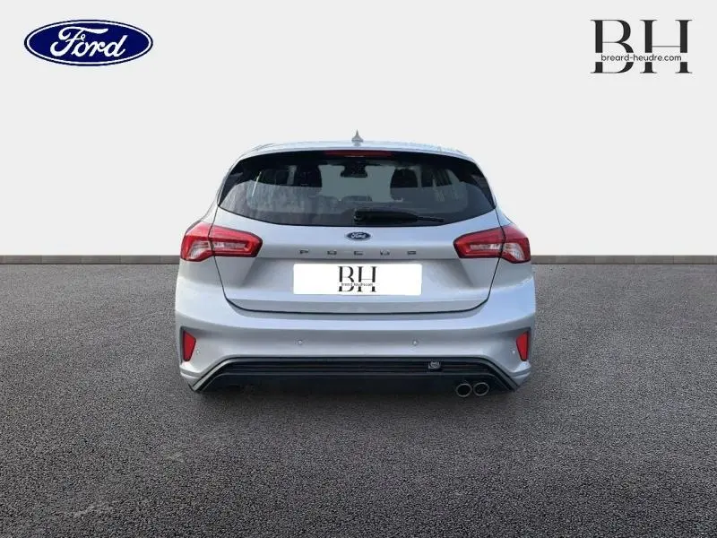 Vue arrière d'une Ford Focus gris lunaire métallisé de 2019 avec double sortie d'échappement et feux arrière LED.