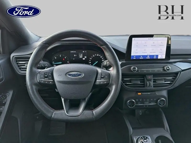 Vue intérieure frontale du tableau de bord et volant cuir noir de la Ford Focus 1.5 EcoBlue 2019 avec écran tactile central.