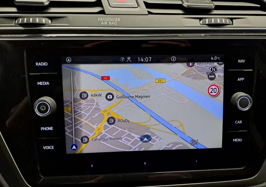 Vue rapprochée de l'écran tactile du système de navigation du Volkswagen Touran 2025 noir intense nacré.