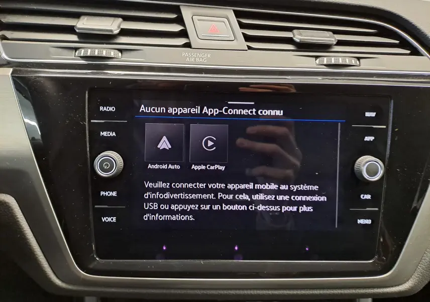 Écran tactile central du Volkswagen Touran 2025 affichant la connexion Android Auto et Apple CarPlay, intérieur noir.
