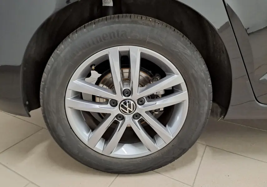 Gros plan sur la roue avant droite du Volkswagen Touran 2025 noir intense nacré avec jante alliage 7 branches.