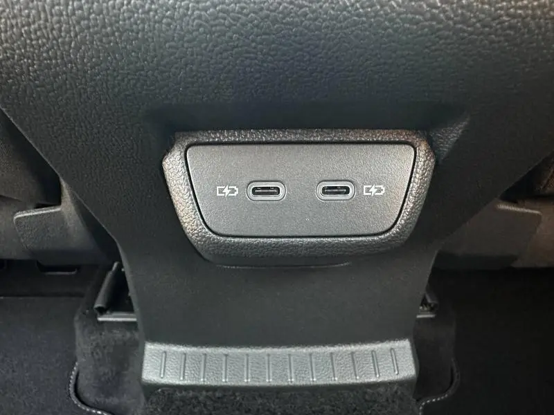 Gros plan sur deux ports USB-C de recharge situés à l'arrière de la console centrale du Volkswagen T-Cross 2025.