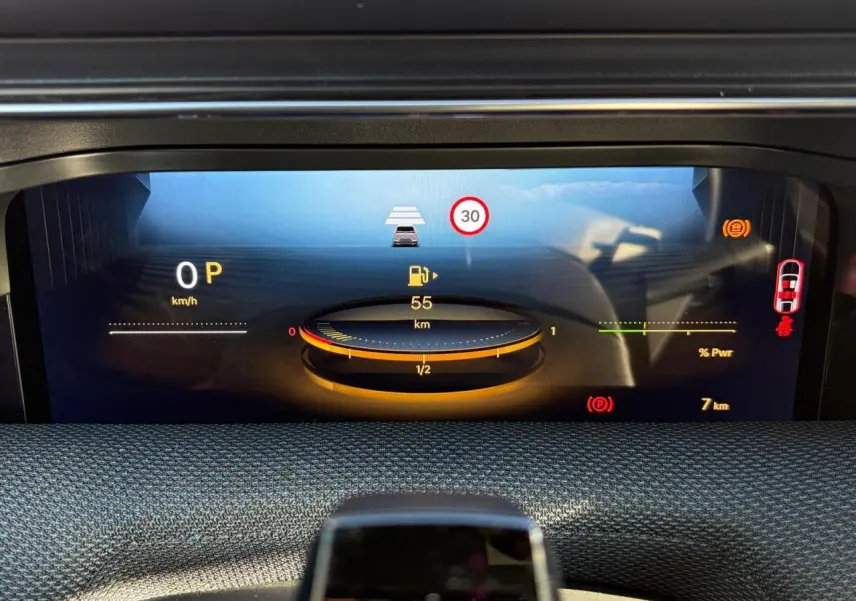 Affichage numérique du tableau de bord du Citroën C5 Aircross blanc, montrant la vitesse, autonomie et alertes.