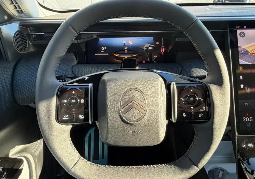 Vue rapprochée du volant noir mat avec commandes intégrées et logo Citroën au centre du C5 Aircross 2026.