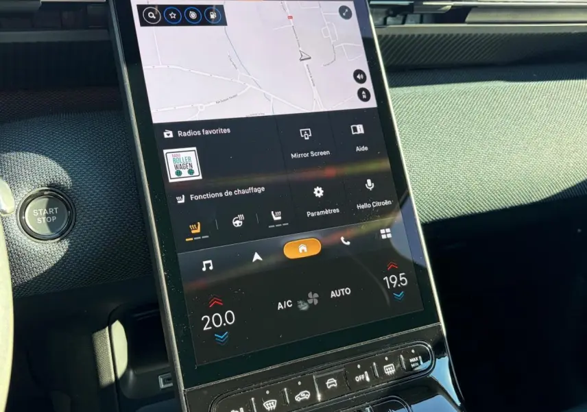 Vue rapprochée de l’écran tactile vertical central du Citroën C5 Aircross blanc, affichant la navigation et les commandes de chauffage.
