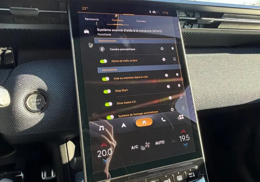 Vue rapprochée de l’écran tactile vertical du tableau de bord du Citroën C5 Aircross 2026 avec interface des aides à la conduite.