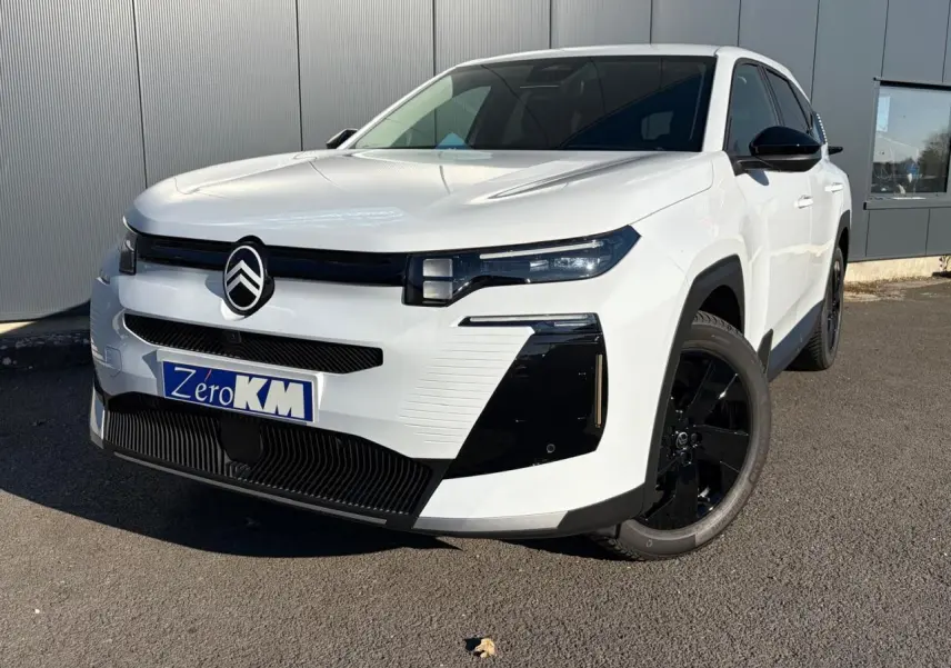 Vue 3/4 avant droite du Citroën C5 Aircross blanc Okenite avec jantes noires et calandre noire distinctive.