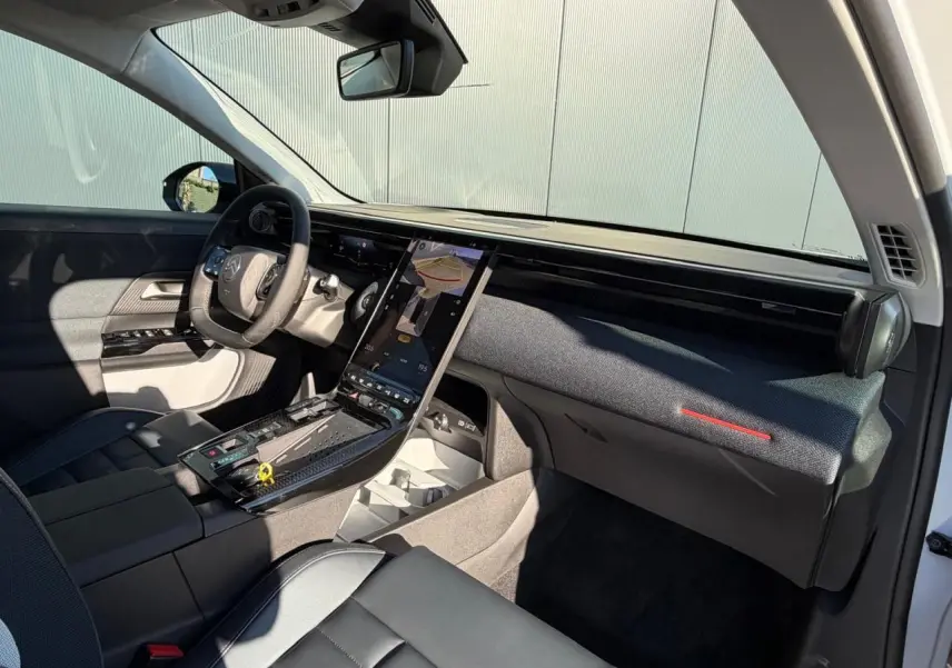 Intérieur avant droit du Citroën C5 Aircross blanc, planche de bord avec écran tactile vertical et sellerie noire.