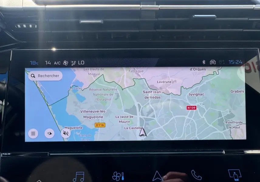Écran tactile du système de navigation de la Peugeot 308 Hybrid 136 e-DCS6 Allure, affichant une carte en couleur.