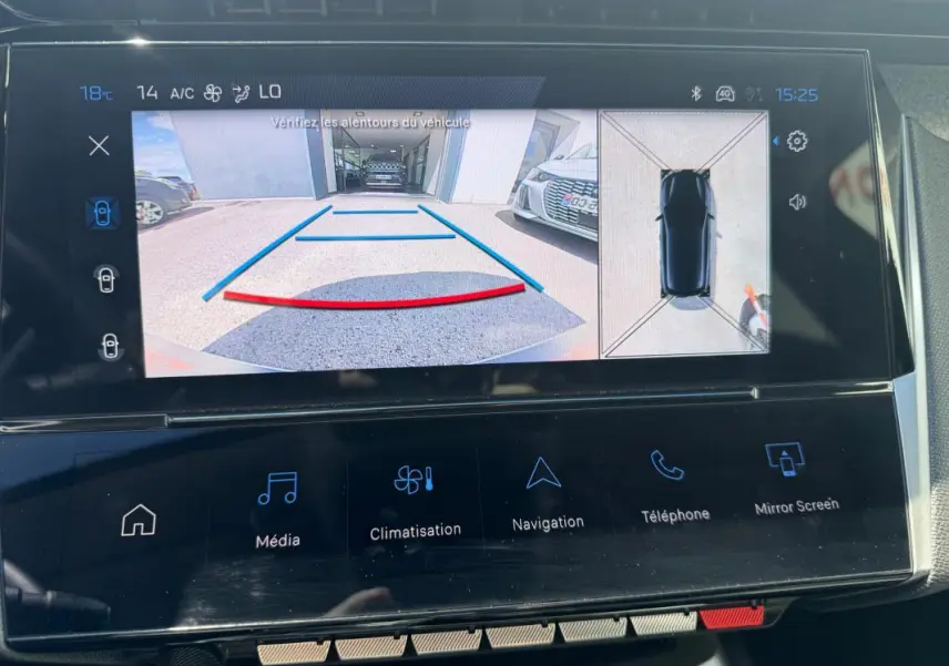 Écran tactile du cockpit numérique montrant la caméra de recul et la vue à 360° du Peugeot 308 Hybrid noir, intérieur moderne.