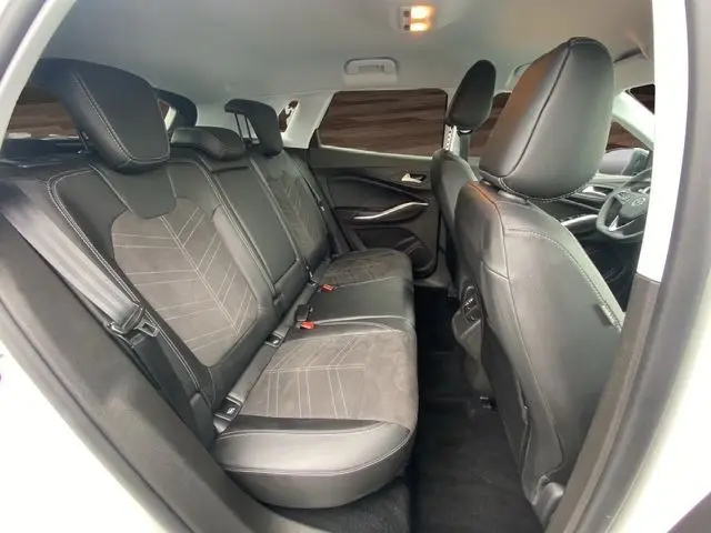 Vue intérieure arrière droite des sièges en tissu et cuir noir de l'Opel Grandland PH2 Ultimate 2024 avec finitions élégantes.