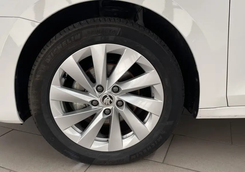 Gros plan sur la roue avant gauche blanche d'une Skoda Octavia 2024 avec jante alliage et pneu Michelin.