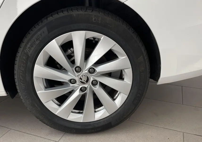 Gros plan sur la roue avant droite blanche Candy d'une Skoda Octavia 2024 avec jante alliage et pneu Michelin.