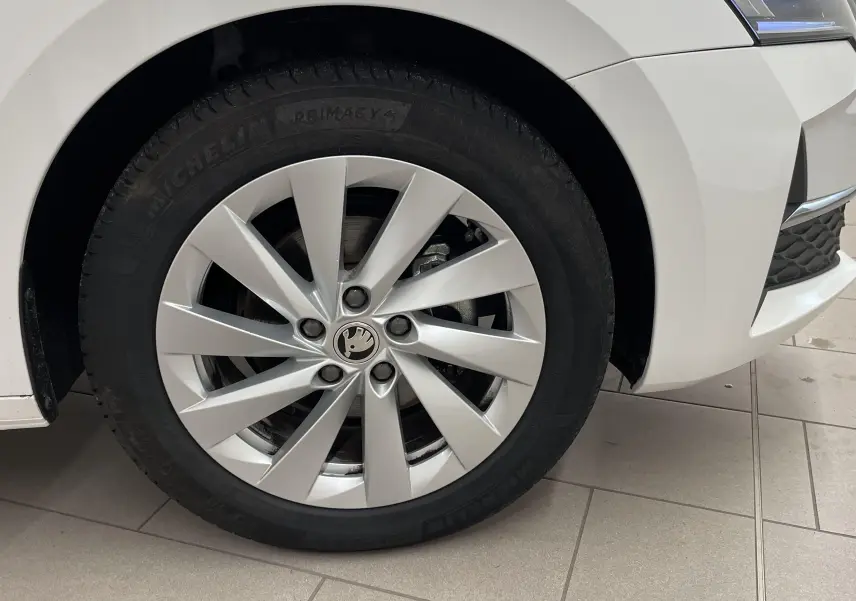Gros plan sur la roue avant gauche blanche d'une Skoda Octavia 2024 avec jante argentée et pneu Michelin.