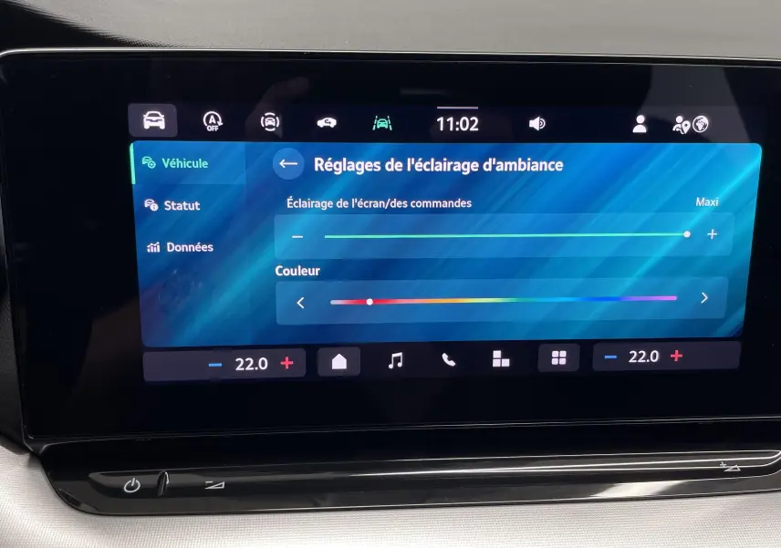 Écran tactile du tableau de bord de la Skoda Octavia 2024 affichant les réglages de l'éclairage d'ambiance.