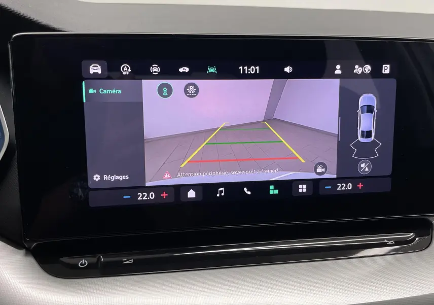 Écran central de la Skoda Octavia 2024 affichant la caméra de recul avec lignes de guidage et vue aérienne du véhicule.