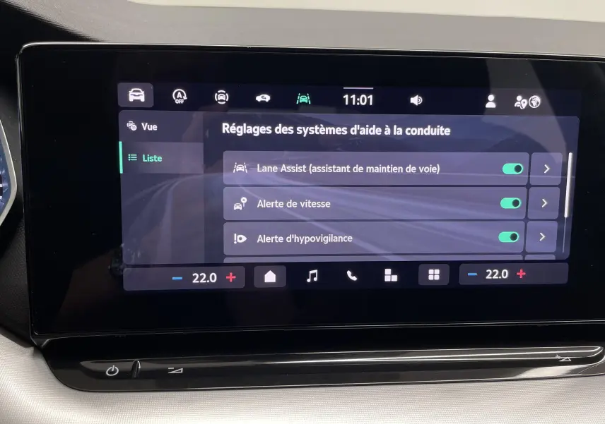 Écran tactile central de la Skoda Octavia 2024 affichant les réglages d'aide à la conduite avec interface moderne.