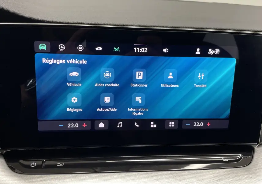 Écran tactile central affichant les réglages véhicule d'une Skoda Octavia 2024, interface bleue moderne.