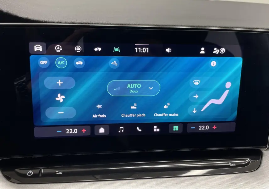 Écran tactile central de la Skoda Octavia 2024 affichant le contrôle automatique de la climatisation intérieure.