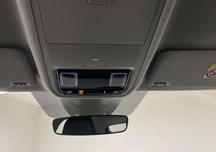 Vue intérieure du plafonnier et rétroviseur d'une Skoda Octavia 2024 avec éclairage et indicateurs SOS activés.