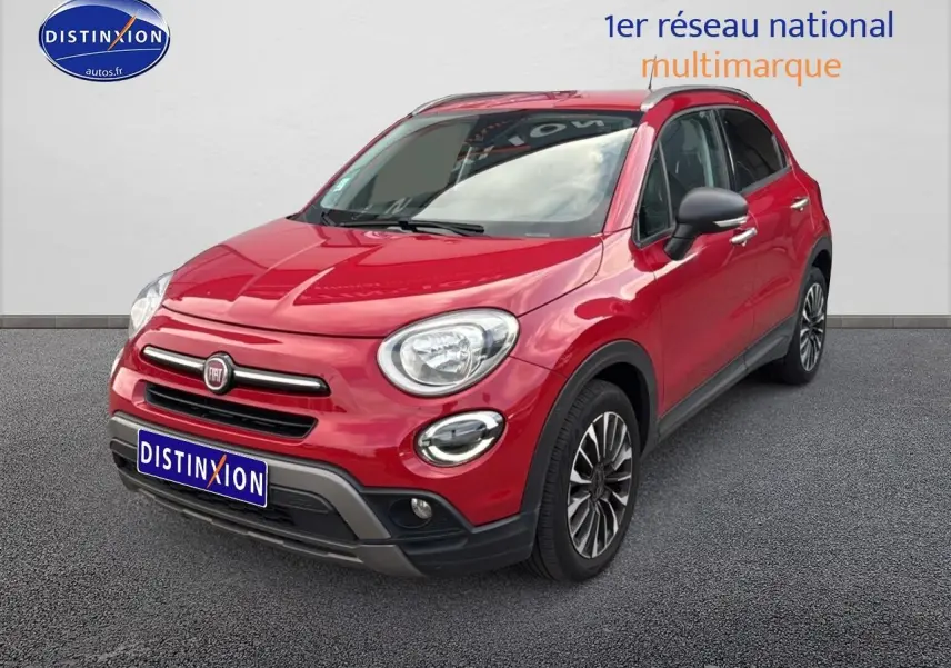 Fiat 500X rouge vue 3/4 avant droit sur sol gris avec jantes alliage et calandre chromée.