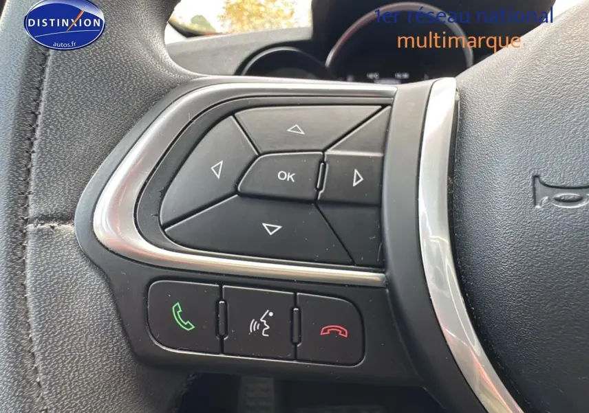 Gros plan sur les commandes multifonctions du volant cuir noir de la Fiat 500X rouge 2020 version Lounge