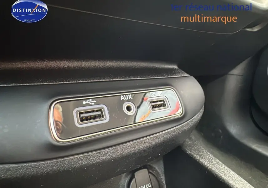 Prise USB et entrée AUX en gros plan sur la console centrale d'une Fiat 500X rouge 2020 finition Lounge