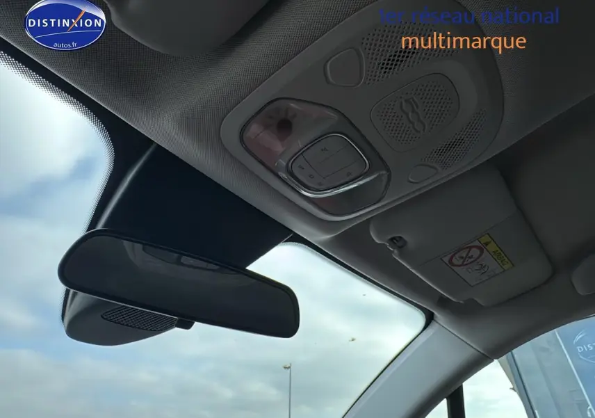 Vue intérieure du plafond avant de la FIAT 500X rouge 2020 avec rétroviseur et commandes d'éclairage intégrées.