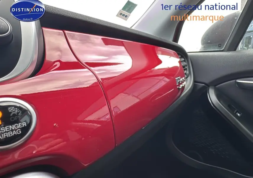 Tableau de bord rouge brillant côté passager du Fiat 500X 2020 avec détails intérieurs noirs et logo Fiat visible.