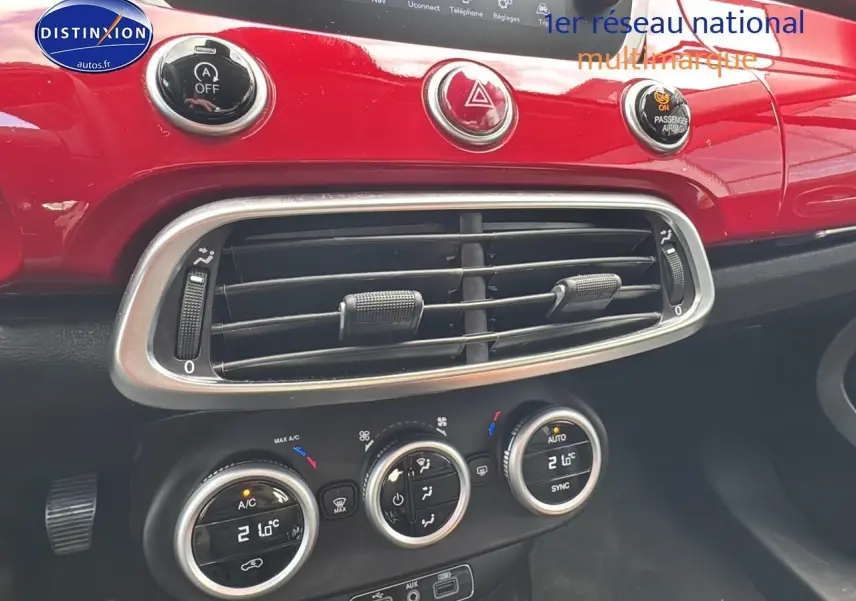 Détail du tableau de bord rouge vif du Fiat 500X 2020 montrant les commandes de climatisation automatique bi-zone.