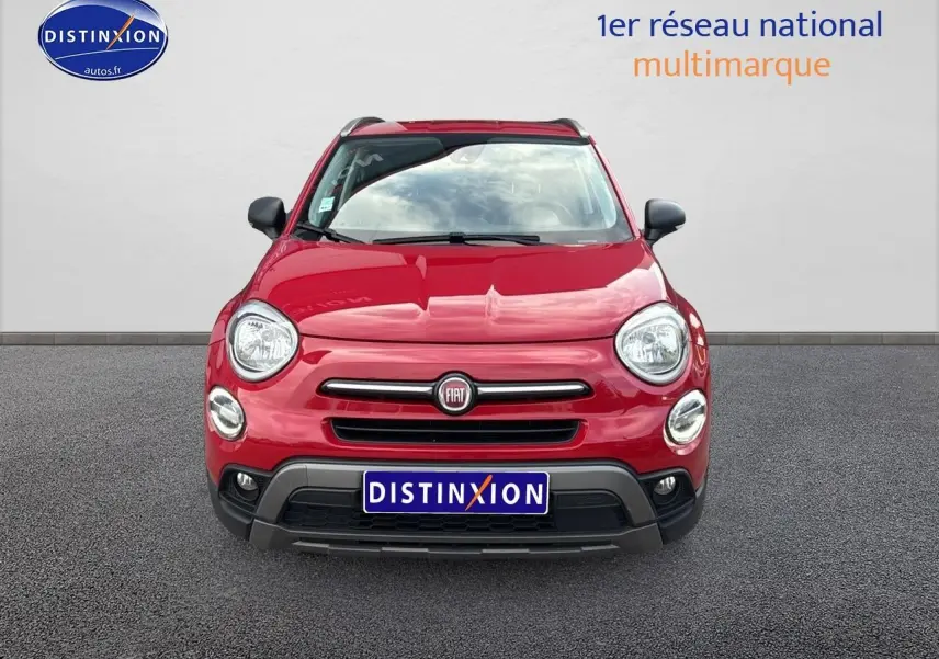 Vue frontale d'un FIAT 500X rouge 2020 avec calandre noire et logo Fiat bien visible.