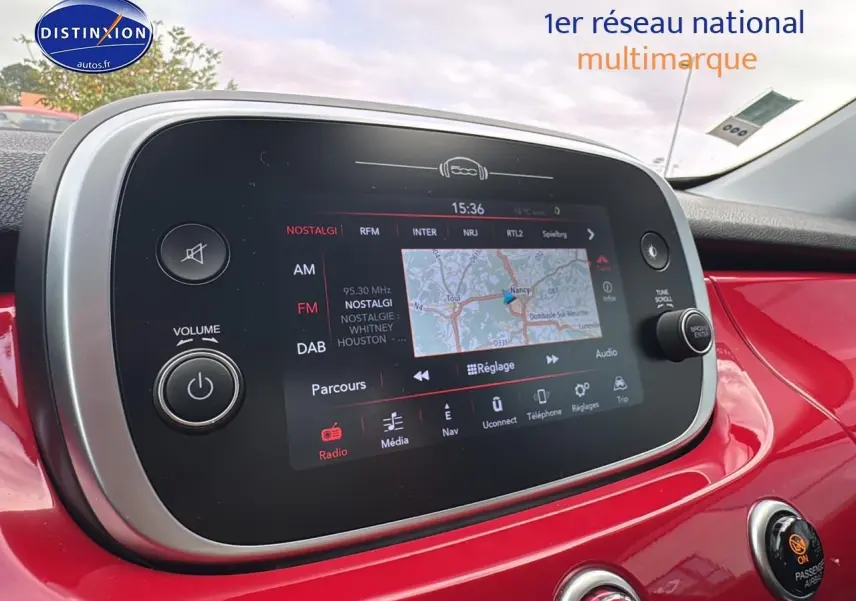 Écran tactile central avec navigation affichée sur tableau de bord rouge d'une Fiat 500X 2020.