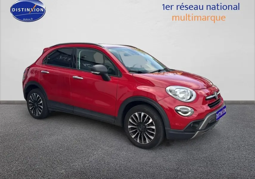 Vue 3/4 avant droit d'un FIAT 500X rouge avec jantes alliage et rétroviseurs noirs sur fond neutre.