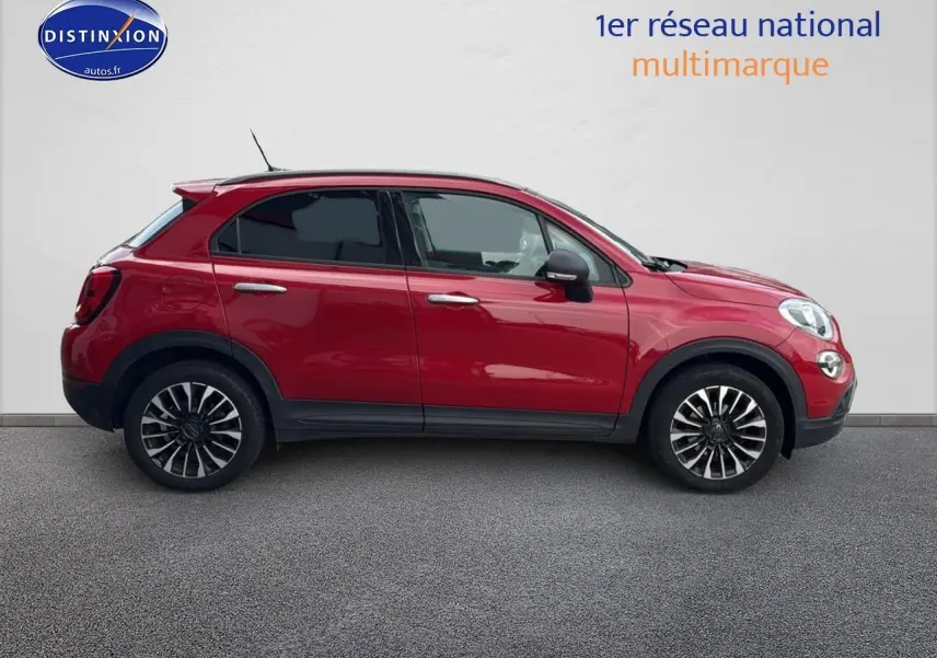 Profil côté gauche d'un FIAT 500X rouge 2020 avec jantes alliage et rétroviseurs noirs.