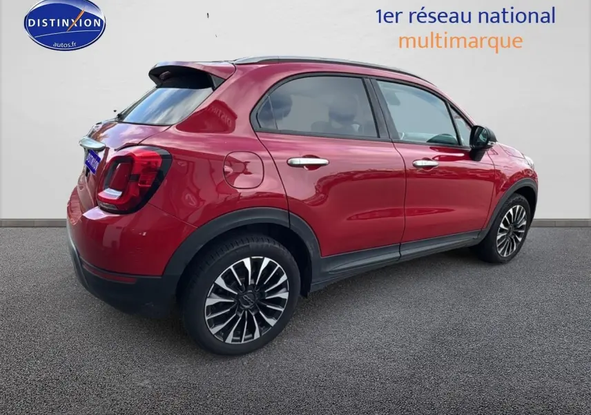 Fiat 500X rouge vue de profil côté gauche, soulignant ses jantes alliage et ses lignes compactes.
