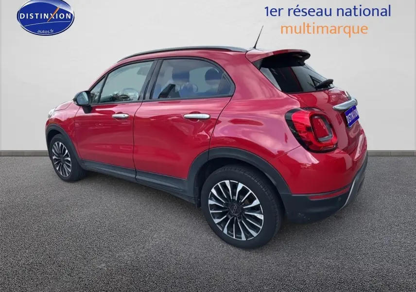Vue 3/4 arrière droite d'un Fiat 500X rouge 2020 avec jantes alliage et feux arrière LED distinctifs.