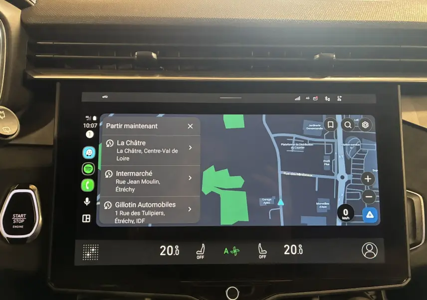 Écran tactile central du tableau de bord du Lynk & Co 01 2023 bleu, affichant le GPS et commandes climatisation.