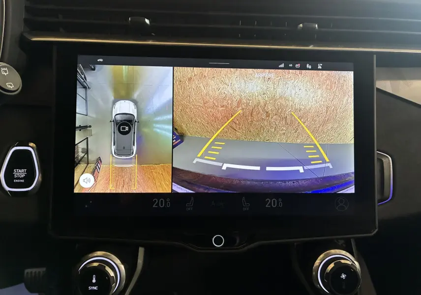 Écran central du Lynk & Co 01 bleu montrant la caméra de recul et la vue aérienne du véhicule en stationnement.