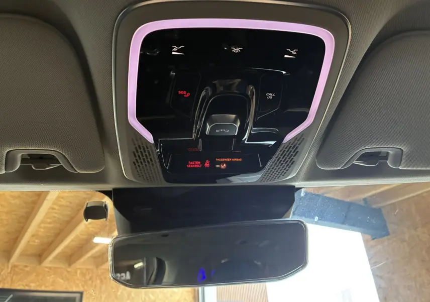 Vue intérieure du plafond avec commandes lumineuses et rétroviseur dans un Lynk & Co 01 bleu hybride rechargeable 2023.