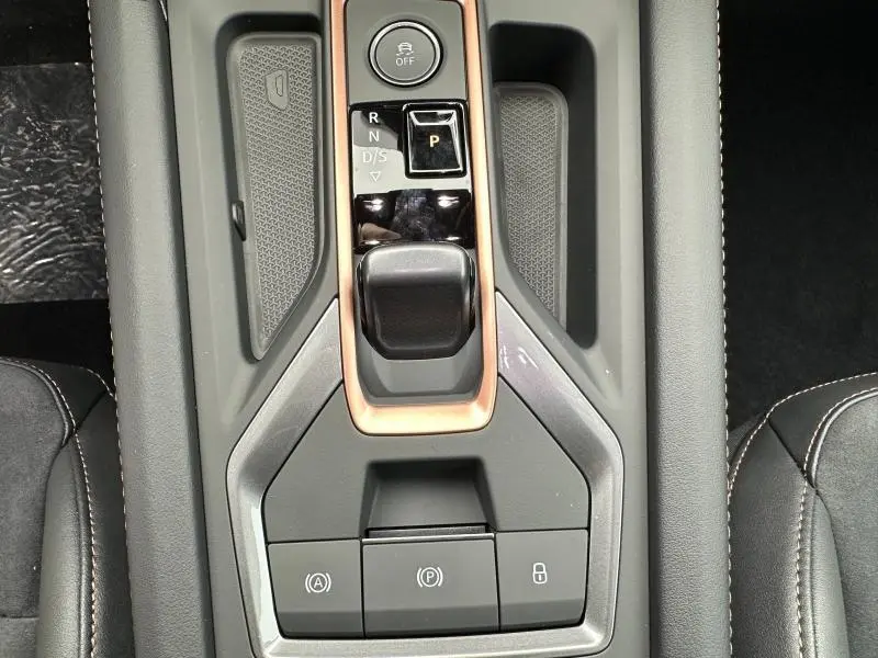 Vue rapprochée de la console centrale gris anthracite avec levier de vitesse et boutons de commande du CUPRA Formentor 2026.