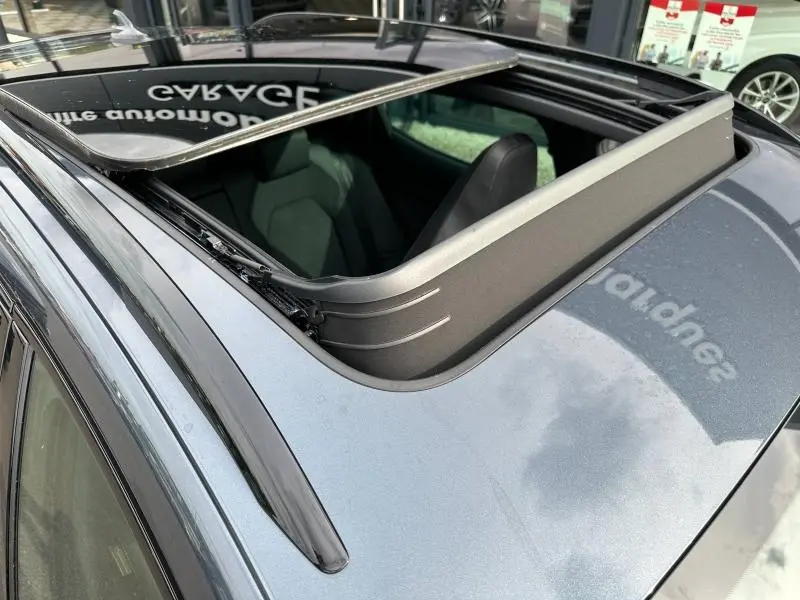 Toit ouvrant panoramique ouvert sur une CUPRA Formentor gris Graphène, vue en plongée depuis l'arrière droit.