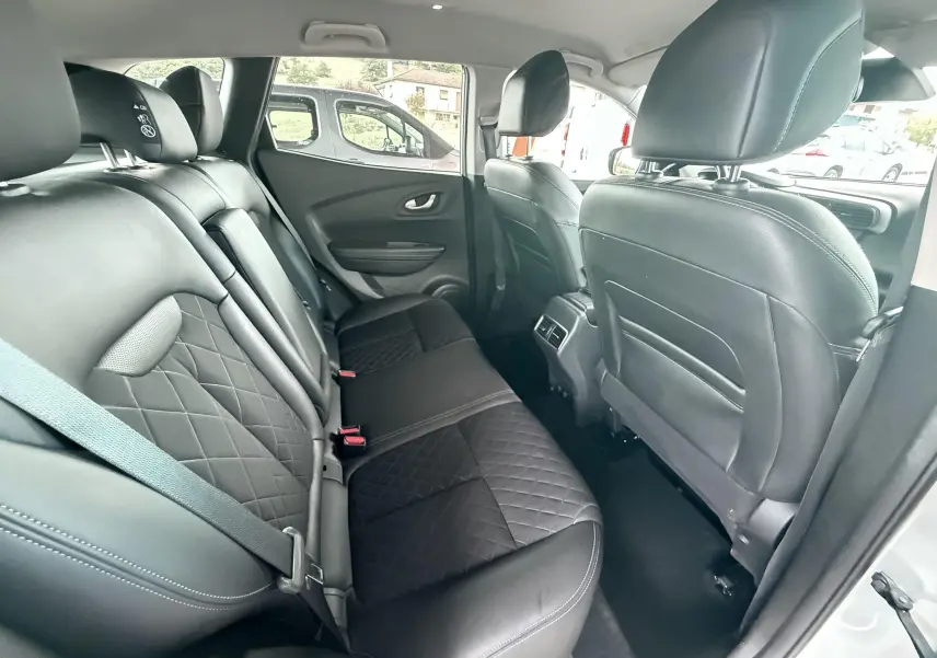 Vue intérieure arrière du Renault Kadjar 2020, sièges arrière en cuir noir avec surpiqûres losanges et ceinture grise.