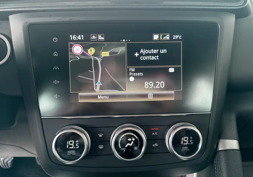 Écran tactile central avec navigation et commandes de climatisation du tableau de bord Renault Kadjar gris.