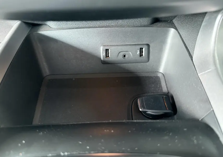 Vue rapprochée de la console centrale du Renault Kadjar 2020, montrant deux ports USB et une prise auxiliaire noire.