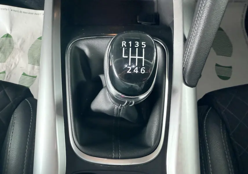 Le levier de vitesses manuel noir du Renault Kadjar 1,3 TCE 140CH Intens vu de dessus avec coutures grises.